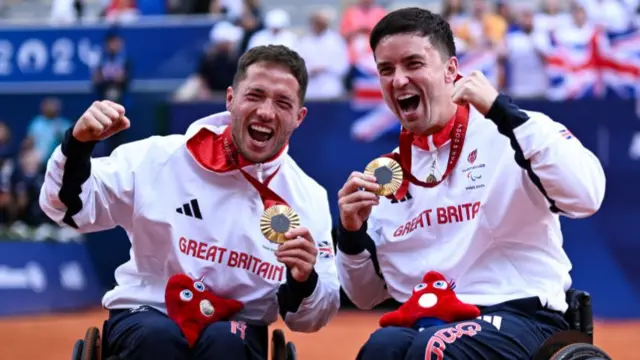 Alfie Hewett and Gordon Reid with their gold medals