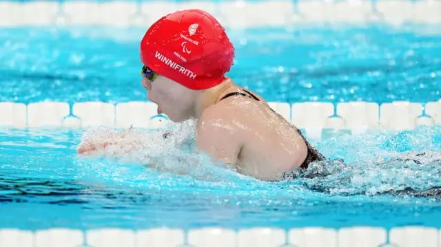 Iona Winnifrith swimming in Paris