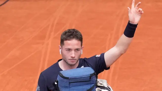 Hewett arrives on court with his hand raised