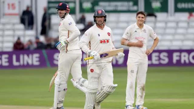 Paul Walter and Tom Westley run between the wickets