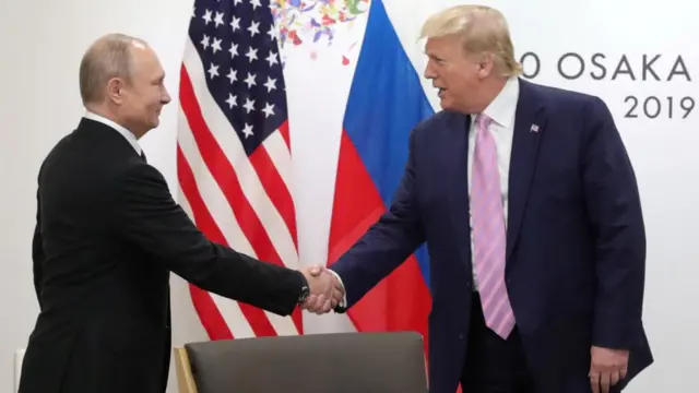 Vladimir Putin (L) and Donald Trump (R)