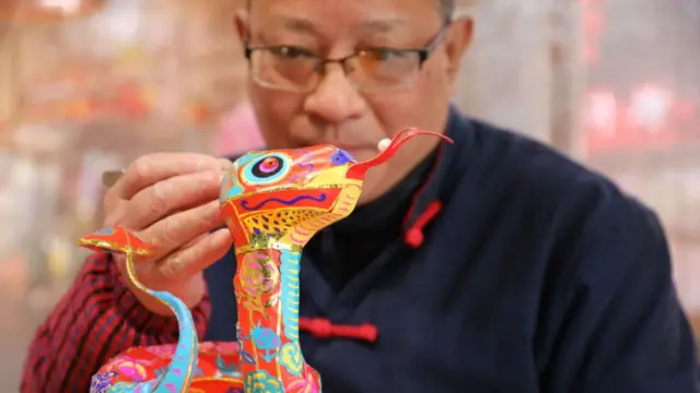 rovincial-level intangible cultural heritage inheritor Gu Yeguang creates snake-shaped lantern to celebrate the year of the snake approaching