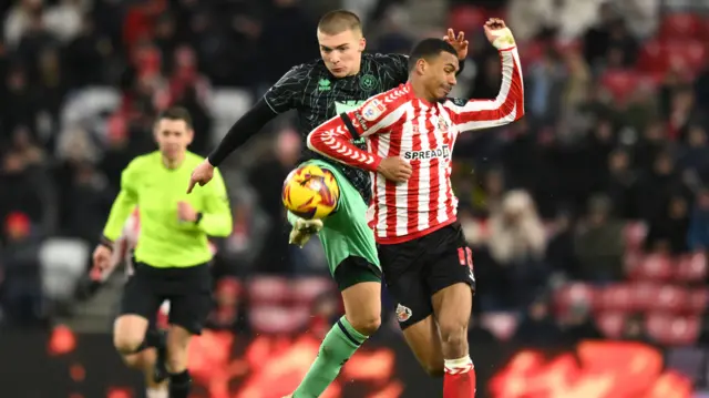 Alfie Gilchrist of Sheffield United challenges Wilson Isidor of Sunderland