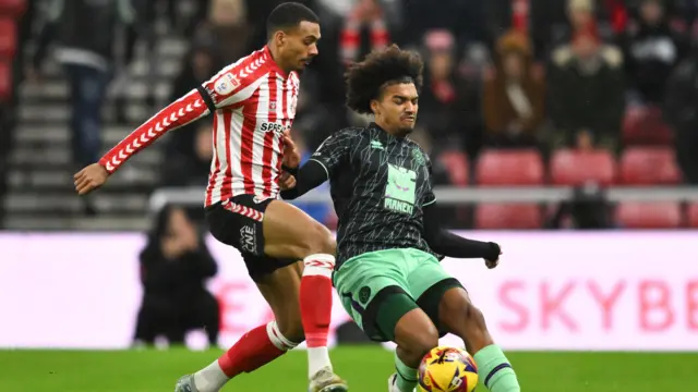 Sam McCallum of Sheffield United challenges Wilson Isidor of Sunderland