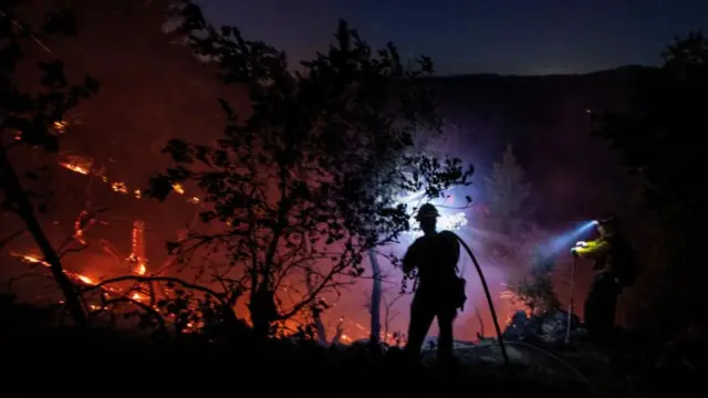 Firefighters battle the fire in the Angeles National Forest