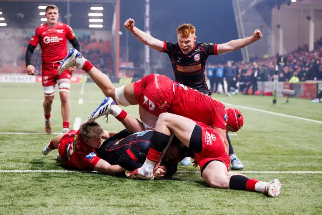 Gloucester's Seb Blake scores his sides fourth try