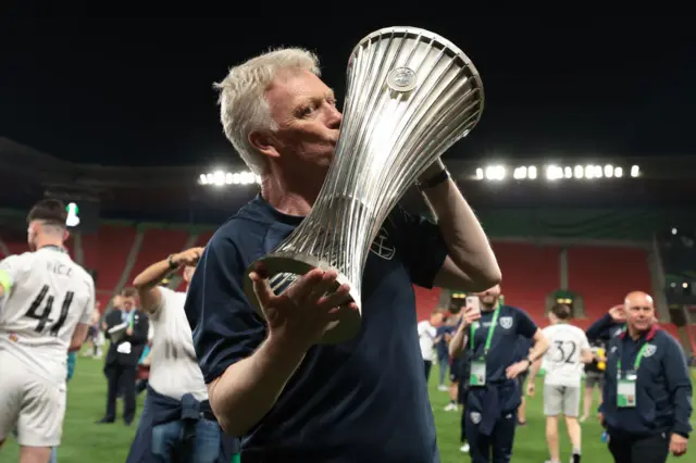 David Moyes kissing the Uefa Conference League trophy