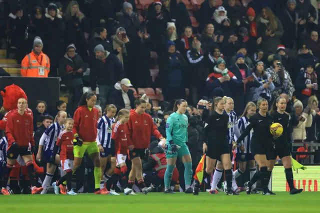 Manchester United team walks out