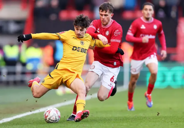 Rodrigo Gomes battles with Max Bird