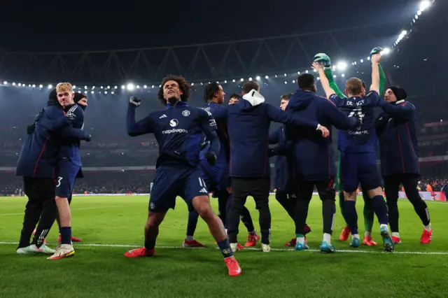 Man Utd players celebrate after Joshua Zirkzee's winning penalty