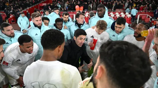 Mikel Arteta gives an Arsenal team-talk