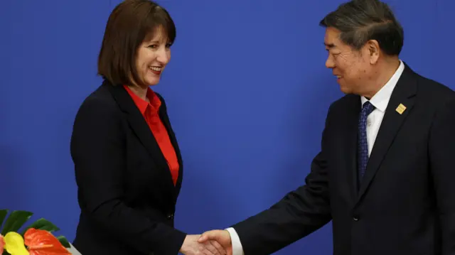 Rachel Reeves shakes the hand of Chinese Vice Premier He Lifeng