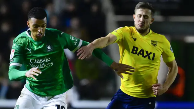 Morgan Whittaker of Plymouth Argyle battles for the ball with Will Vaulks of Oxford United