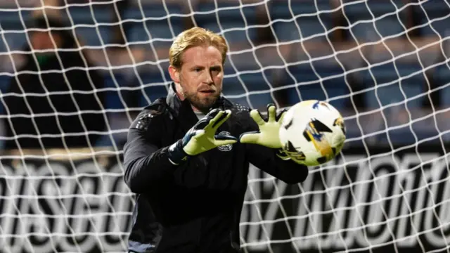 DUNDEE, SCOTLAND - JANUARY 14: Celtic’s Kasper Schmeichel warms up during a William Hill Premiership match between Dundee and Celtic at the Scot Foam Stadium at Dens Park, on January 14, 2025, in Dundee, Scotland. (Photo by Craig Foy / SNS Group)