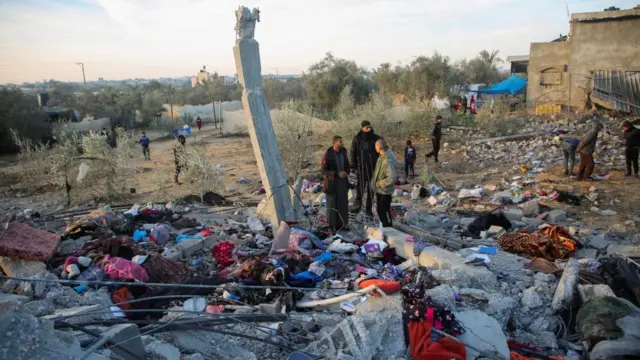 Palestinians in Khan Younis in the southern Gaza Strip were examining the aftermath of an Israeli strike on a house this morning