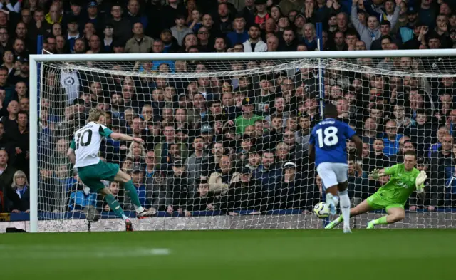 Jordan Pickford saving a penalty from Anthony Gordon