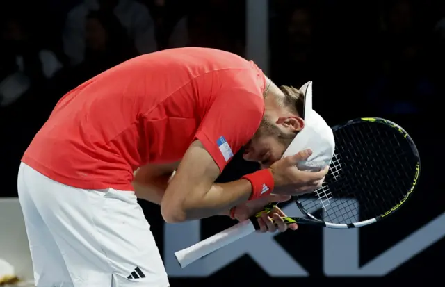 Jacob Fearnley holds his head in his hands