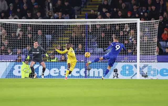 Jamie Vardy of Leicester City shoots