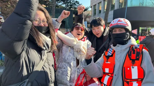 Anti-Yoon crowd celebrate Yoon's arrest