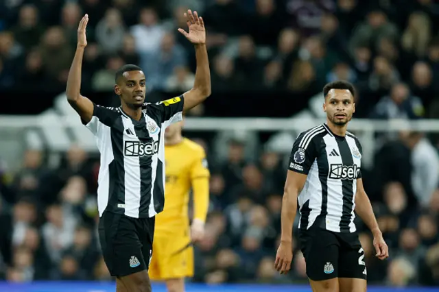 Alexander Isak and Jacob Murphy of Newcastle United celebrates