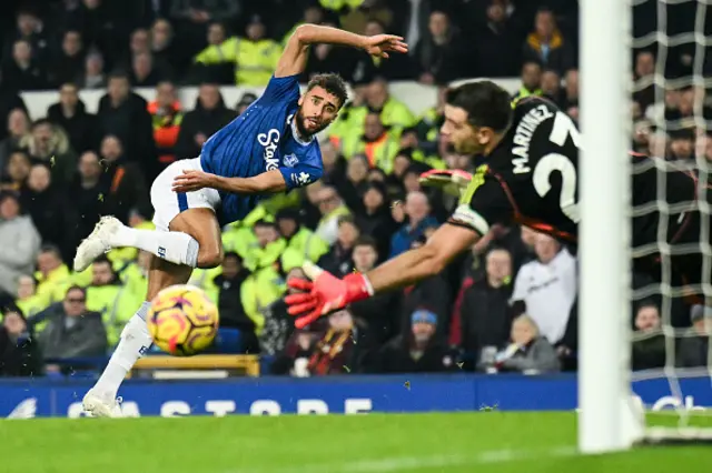 Dominic Calvert-Lewin (L) shoots