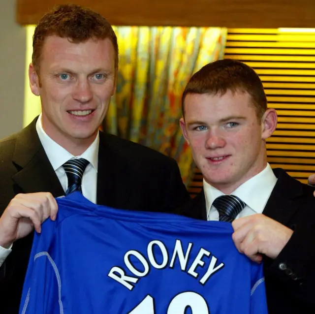 Moyes and Rooney pose with the Everton shirt