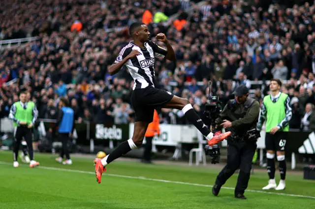 lexander Isak of Newcastle United celebrates