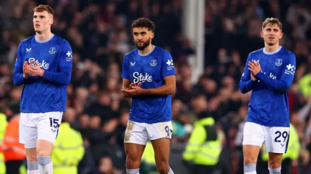 Everton players applaud the fans after defeat to Aston Villa