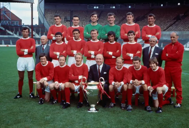 Man Utd team photo with the European Cup in 1968