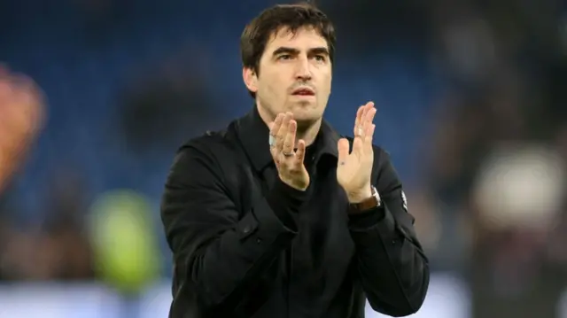 Andoni Iraola clapping