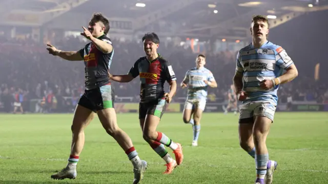 Harlequins celebrate Cadan Murley's try