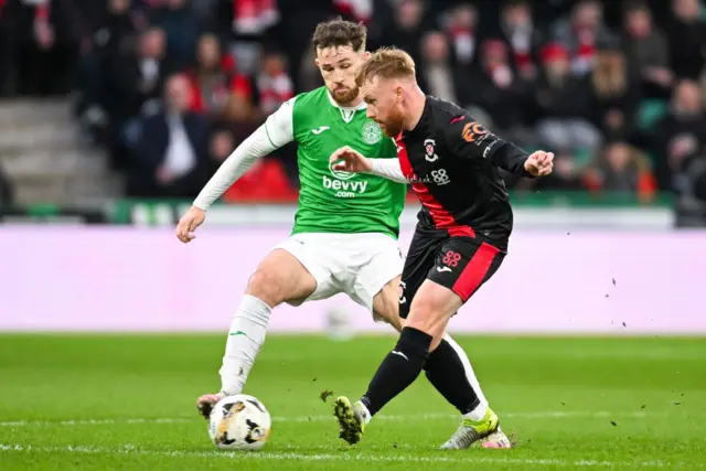 JANUARY 18: Hibernian's Jack Iredale (C) and Clydebank's Lee Gallacher in action during a Scottish Gas Men's Scottish Cup Fourth Round match between Hibernian and Clydebank at Easter Road, on January 18, 2025, in Edinburgh, Scotland. (Photo by Rob Casey / SNS Group)