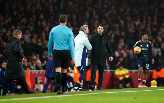 Arsenal manager Mikel Arteta approaches the assistant referee.