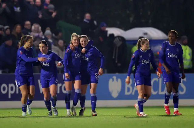 Everton players congratulate Sarri after her late equaliser