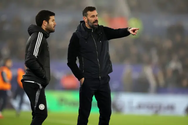 Ruud van Nistelrooy discusses tactics with his coach