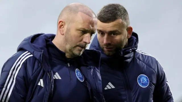 Colin Coates discusses tactics with Glenavon manager Paddy McLaughlin