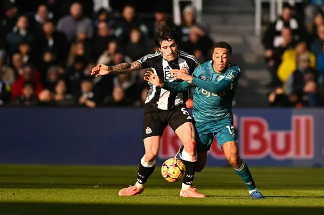 Sandro Tonali (L) fights for the ball with Tyler Adams