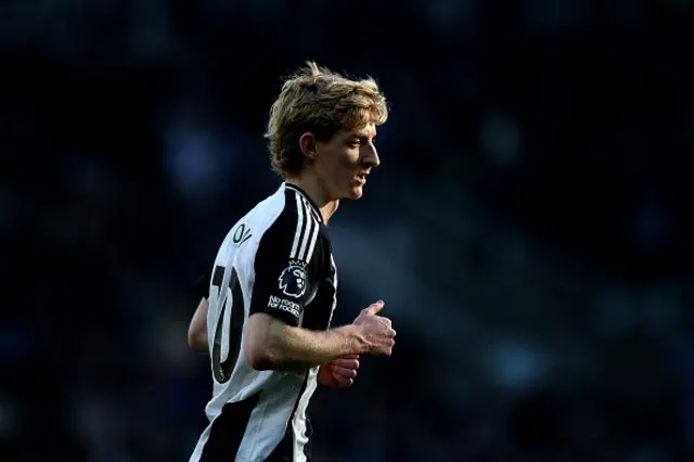 Anthony Gordon of Newcastle United looks on