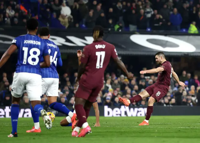 Mateo Kovacic of Manchester City scores his team's second goal