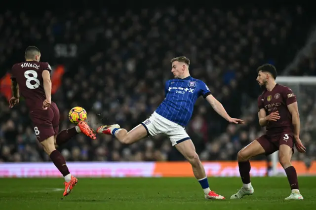 Ipswich Town's English midfielder #19 Liam Delap (C) vies with Manchester City's Croatian midfielder #08 Mateo Kovacic.