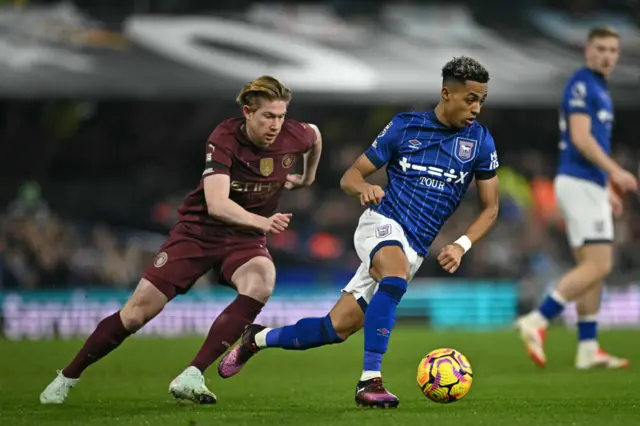 pswich Town's Jamaican midfielder #20 Omari Hutchinson (R) runs away from Manchester City's Belgian midfielder #17 Kevin De Bruyne.