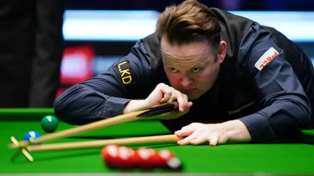 Shaun Murphy plays a shot with the rest