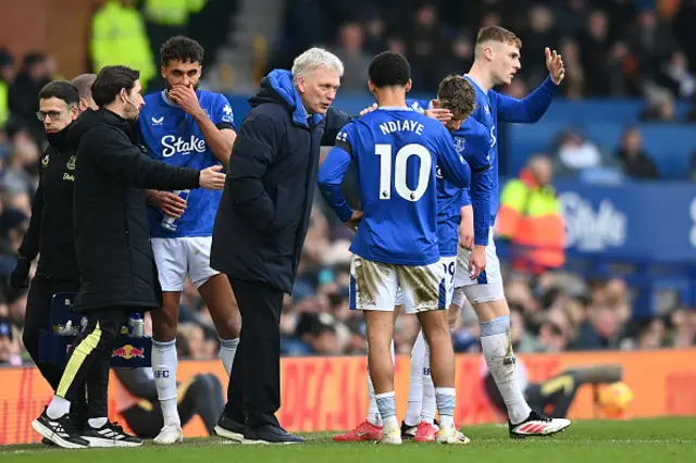 Everton manager David Moyes speaks to Everton's Iliman Ndiaye