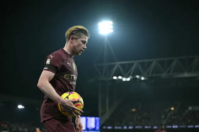 Manchester City's Belgian midfielder #17 Kevin De Bruyne goes to take a corner kick.