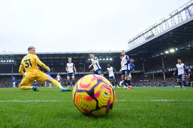 Dominic Calvert-Lewin scores to make it 1-0