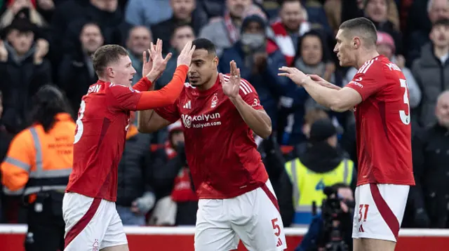 Nottingham Forest's Elliot Anderson (left) celebrates after scoring