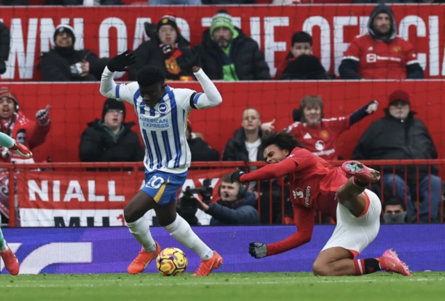 Brighton & Hove Albion's Carlos Baleba fouls Manchester United's Joshua Zirkzee