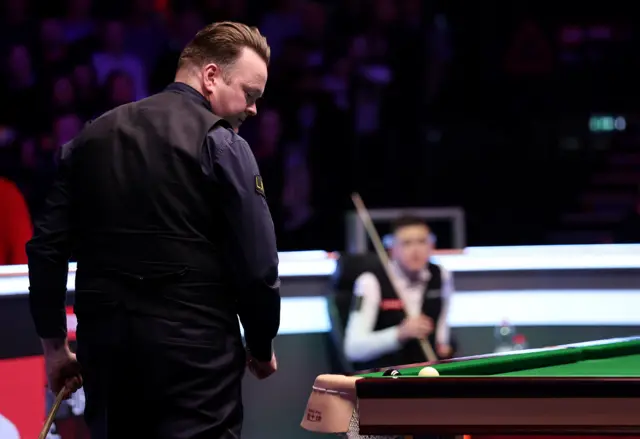 Shaun Murphy moves the black over the pocket