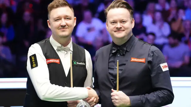 Kyren Wilson and Shaun Murphy shake hands