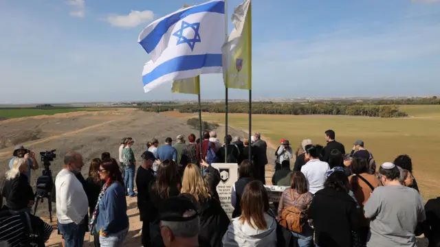 Israelis gathers on a hill near the Israeli-Gaza border in southern Israel, 19 January 2025, before a ceasefire in Gaza is set to come into effect. Israel and Hamas agreed on a hostage release deal and a Gaza ceasefire to be implemented on 19 January 2025.